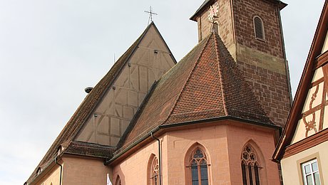 Die Spitalkirche von außen – Altarraum, Kirchturm und ein Stück des Hauptgebäudes