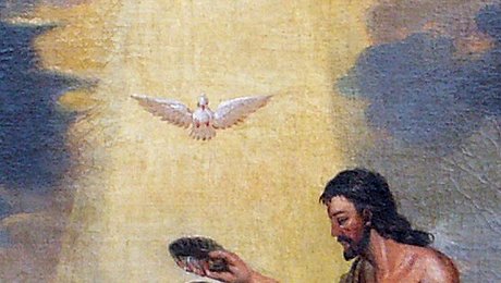 Fotoaufnahme eines Gemäldes, das die Taufe Jesu zeigt. Jesus kniet am Ufer des Jordan. Rechts neben ihm steht Johannes der Täufer und gießt Wasser über ihn. Über den beiden schwebt eine Taube, die von Sonnenstrahlen beleuchtet wird. Die Wolken an den Rändern des Bildes sind dunkel.
