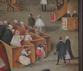 Kirchengestühl mit mehreren Damen. Am Rand sitzt eine Dame zusammen gesunken auf einem Notsitz und verschläft die Predigt.