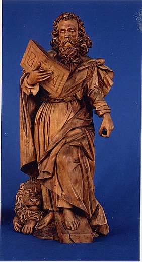 Holzfigur des Evangelisten Markus begleitet von einem Löwen und mit einem aufgeschlagenen Buch in der Hand